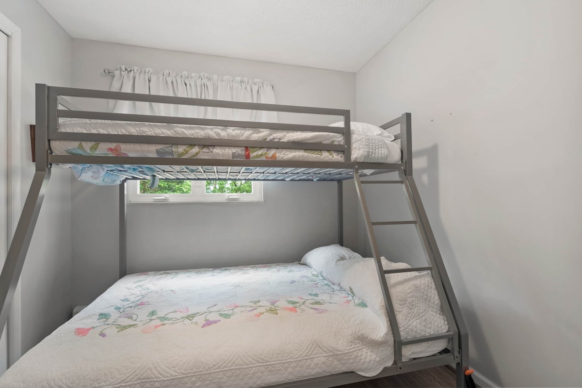 Spavaća soba br. 1 na glavnoj etaži s punim i dvostrukim krevetom