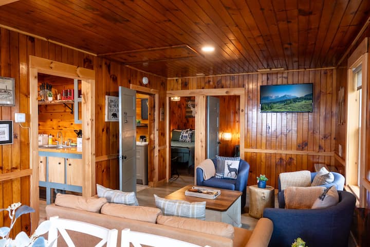 Lawrence's Lakeside Cabins | 'Twilight' Waterfront - Mount Kineo State Park, Greenville