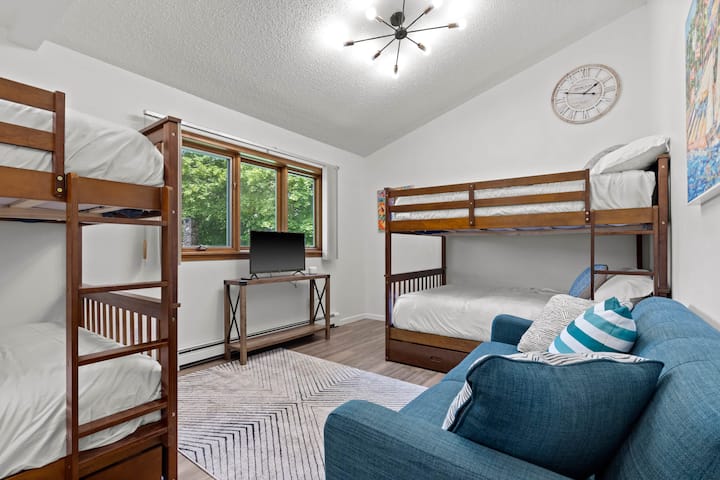 ¡Gran habitación para niños en la planta superior con 4 camas completas y un sofá para relajarse!