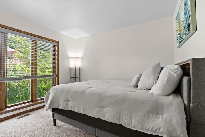 El dormitorio del nivel principal cuenta con una cama tamaño queen