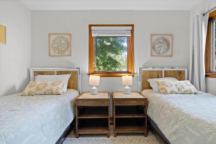 Dormitorio 2 en el nivel principal con dos camas individuales