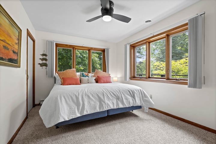 El dormitorio principal de arriba cuenta con cama king.