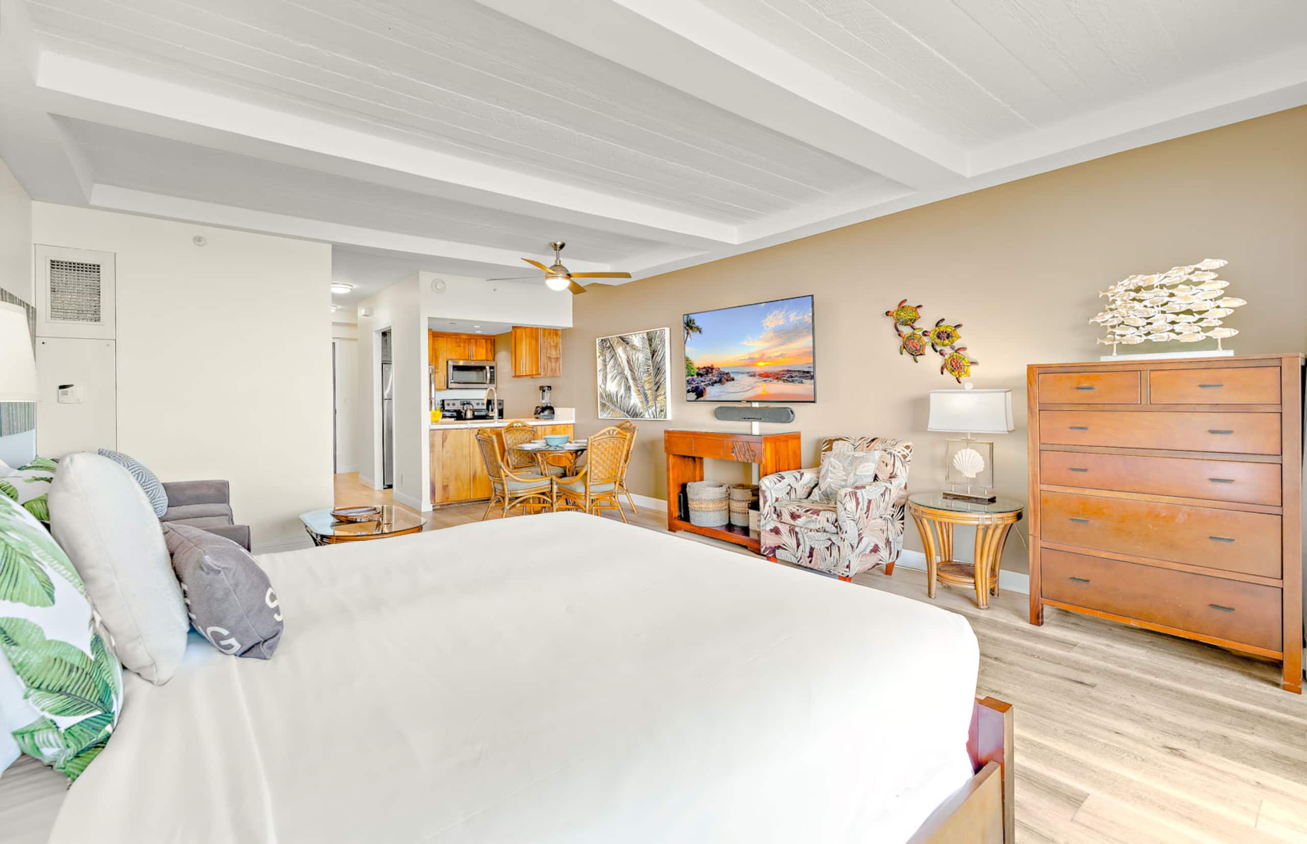 Condo in Lahaina · ★4.91 · Studio · 2 beds · 1 bath - Image 5