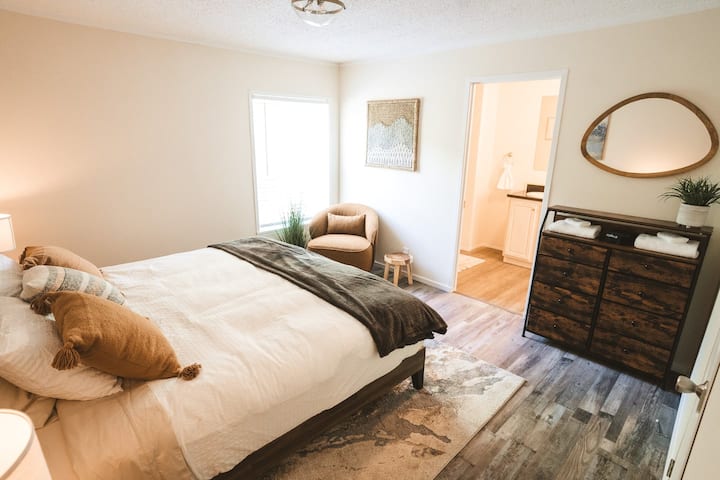 Chambre principale avec salle de bain privée