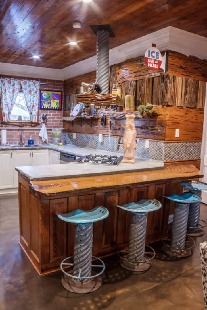 Bayou Chateau. Cajun Oasis, Pet Friendly, Downtown Tiny houses for