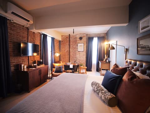 Jacksonville Inn RM #1 | King Suite w/ Lux Tub