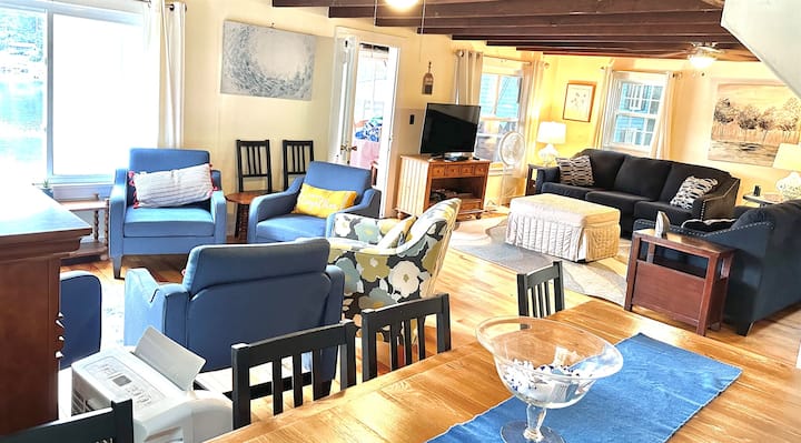 Veľká izba je veľmi veľká a má výhľad na jazero.