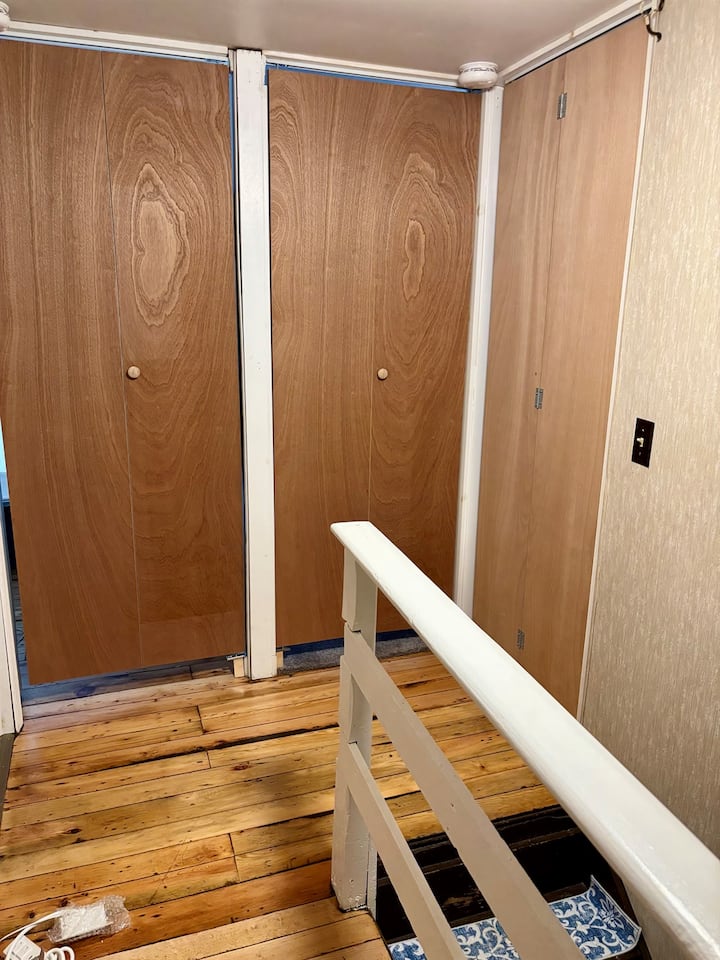 Všetky naše spálne majú dvere a na poschodí sú drevené podlahy. 