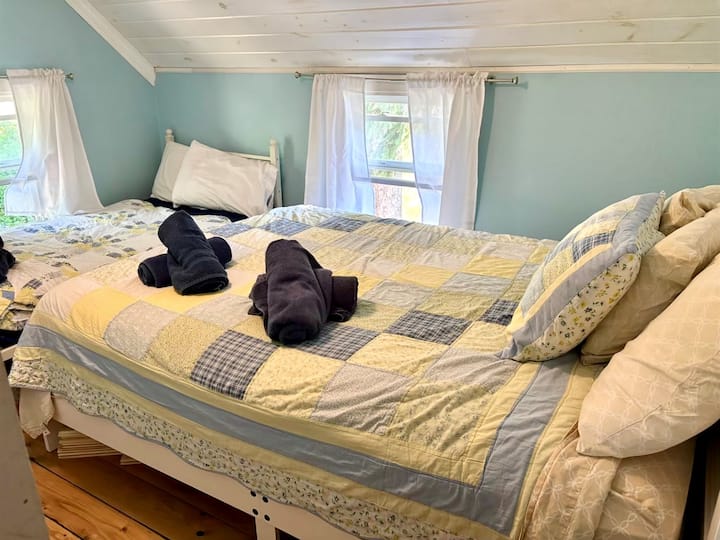 Spálňa č. 4 má manželskú posteľ a dve samostatné postele. 