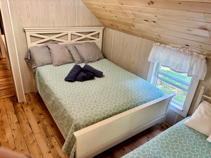 Spálňa č. 3 má manželskú posteľ a dve samostatné postele.