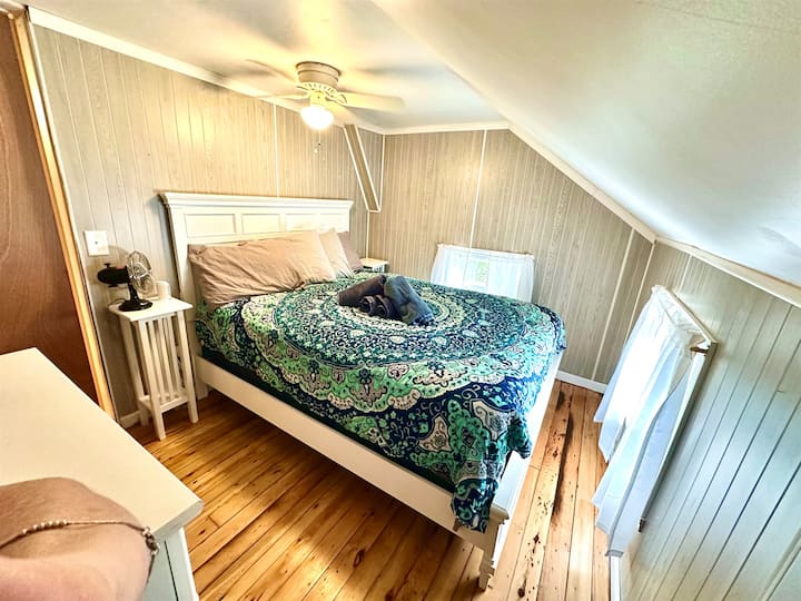 Spálňa č. 2 – manželská posteľ a komoda 