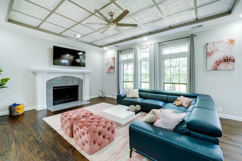 10 Acres w/ Hot Tub & Pond: Luxury Melissa Villa!