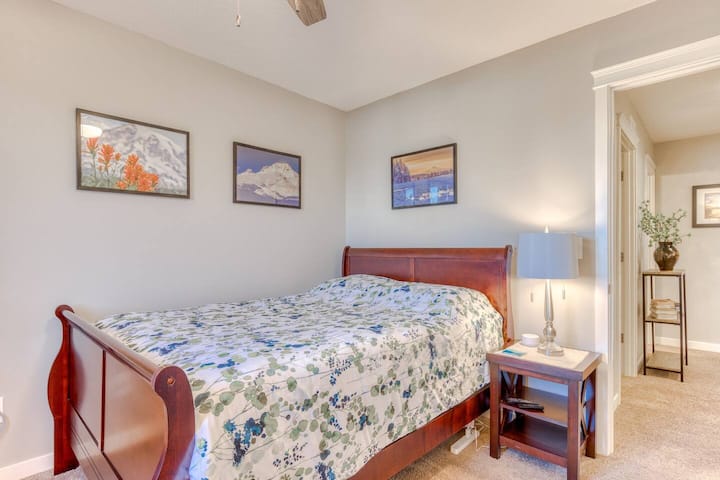 Queen bed. Scenic photography of the Pacific NorthWest by Chizuru. 