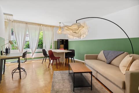 Top Airbnb: Heart of Zurich: Prime Location Apartment in Weinegg