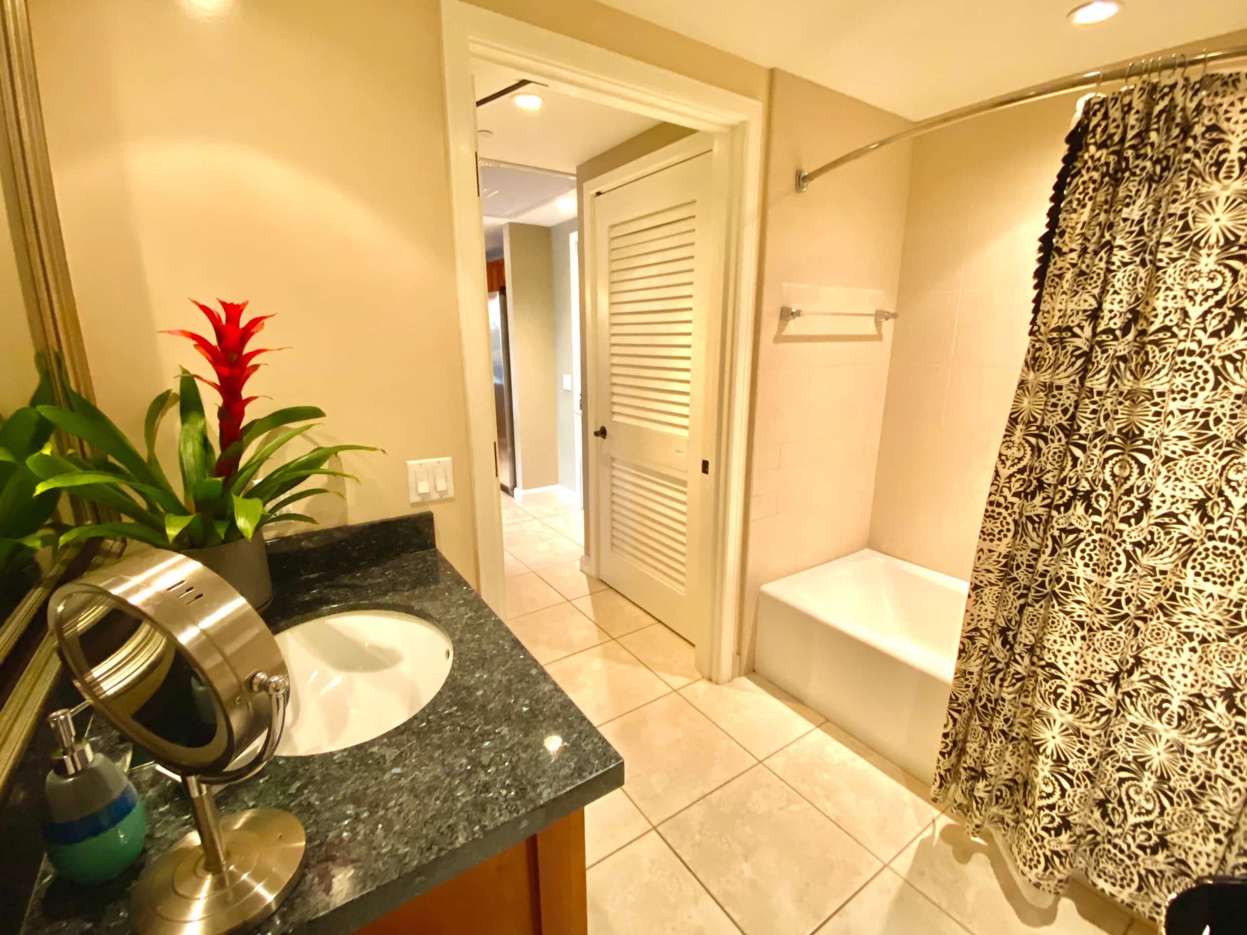 Condo in Lahaina · ★4.93 · 1 bedroom · 2 beds · 1 bath - Image 28
