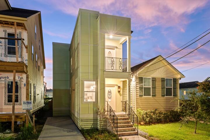 Jewel of the South- Heated Pool, 8 Beds & Parking gallery image 5