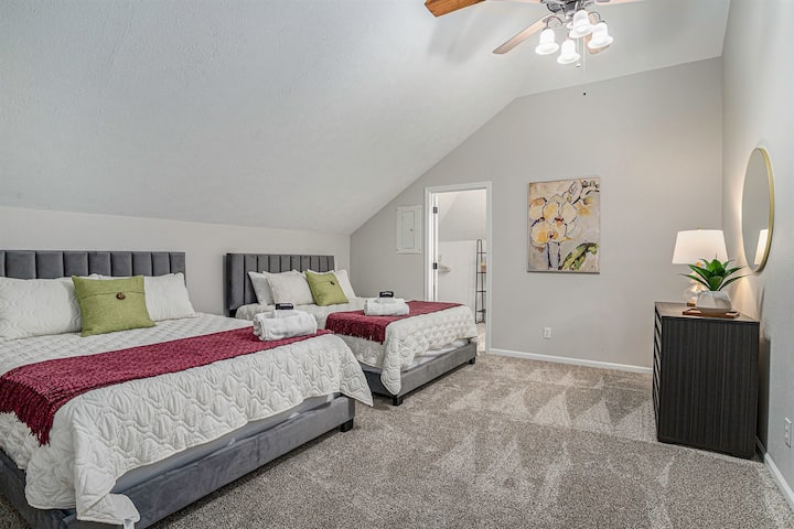 Chic and Inviting: Stylish Retreat with Two Queen Beds in the Third Bedroom