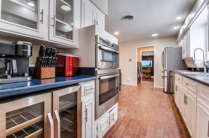 Heated Pool, Golf & Poker Room gallery image 4