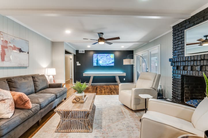 Heated Pool, Shuffleboard, Putting Green, GM RM!