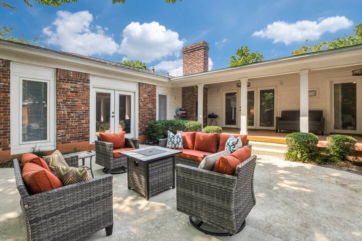 Heated Pool, Golf & Poker Room gallery image 3