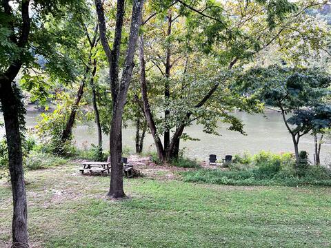 Alexander Haus Main @Camp Driftwood-Stay on River!