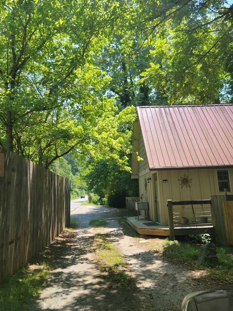 Whitewater Chalet-Stay right on the French Broad!