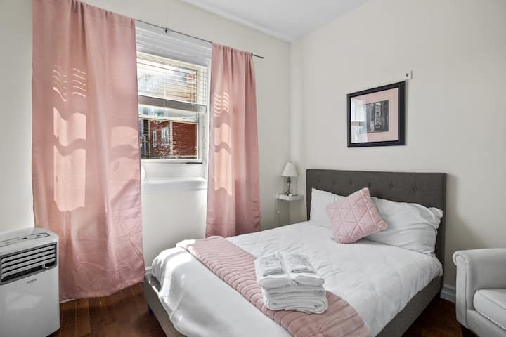 ✨ – Détendez-vous confortablement avec un grand lit double, votre havre de paix idéal pour une nuit de sommeil reposante. #HomeAwayFromHome #ComfortZone