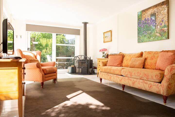 Dairy House @ Harvest Farm. Idyllic cottage stay. gallery image 2