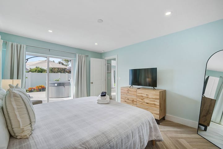 Მთავარი საძინებელი ოთახი უკანა პატიოსა და ჰიდრომასაჟიანი აუზის კარით