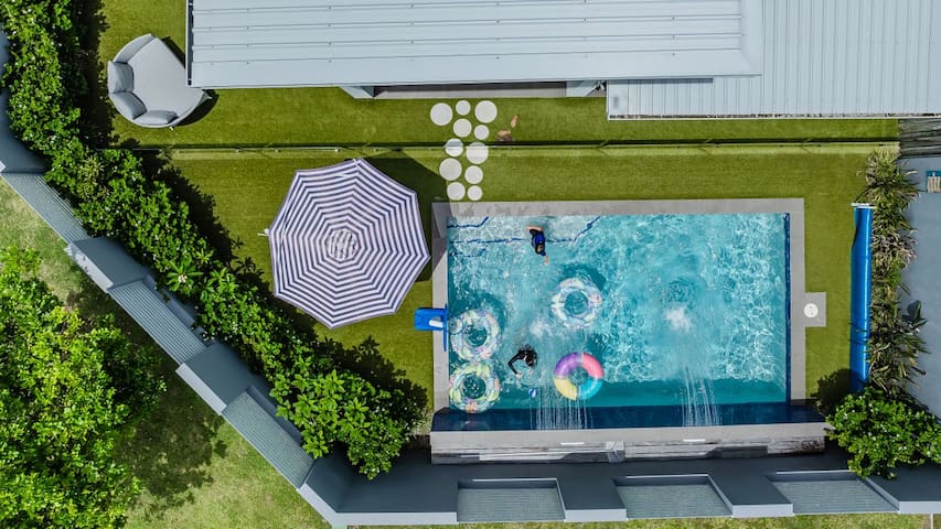 Sirius- Heated pool, 50m to Beach, basketball crt