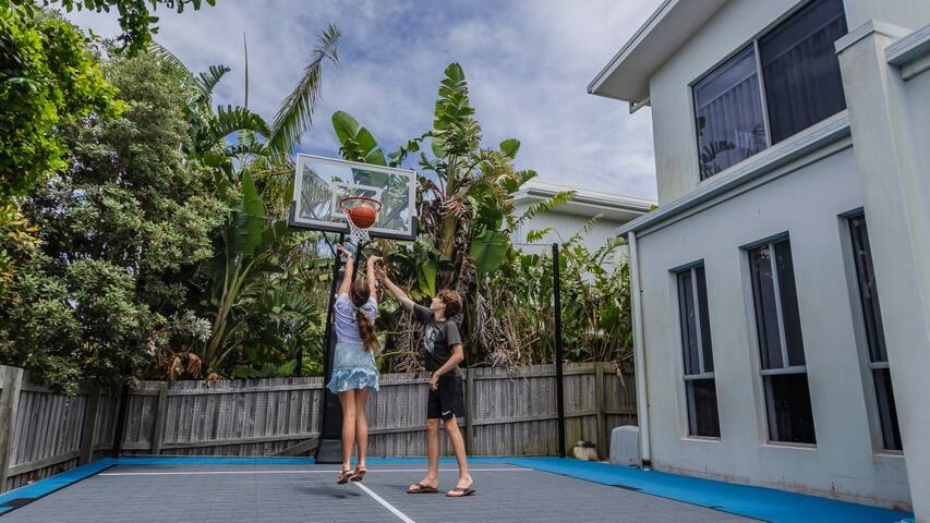 Sirius- Heated pool, 50m to Beach, basketball crt gallery image 3