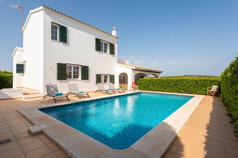 Propiedad de Airbnb exitosa: Villa Cala Llonga by Escape Home en Maó