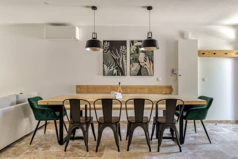 Large charming villa close to the sea