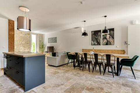 Large charming villa close to the sea