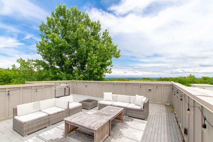 Howdy House | Rooftop Skyline Views | Prime Area