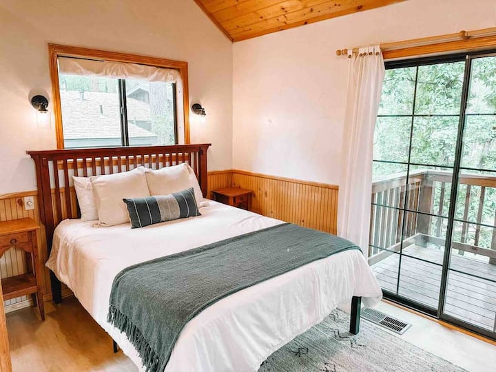 ملاذك الخاص: منطقة غرفة النوم متصلة بسلاسة بشرفة هادئة.