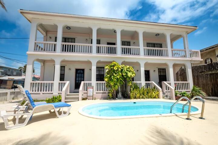 Sunrise Villa – Close To Town With Pool! gallery image 2