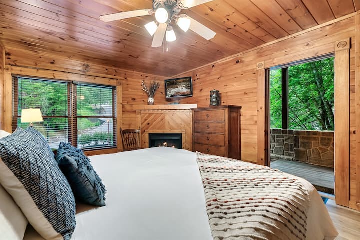 Në këtë dhomë gjumi të qetë të pret një strehë e qetë. Mos i lër arinjtë të hyjnë!