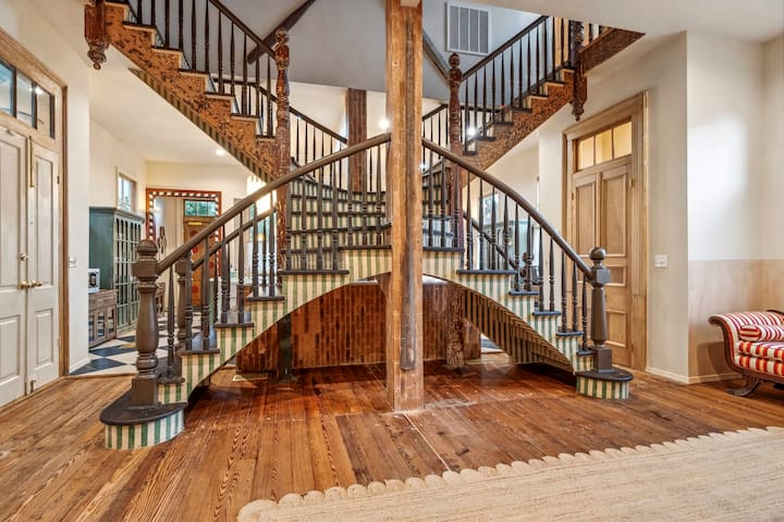 Stunning Storybook Villa w Pool & HotTub 5bd|6.5ba gallery image 4