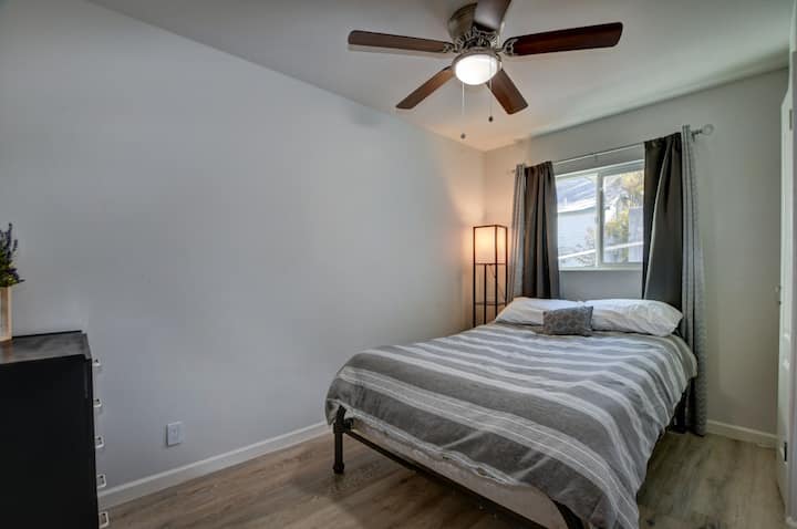Dormitorio #3 con cama tamaño queen con un amplio armario para tu ropa y cosas