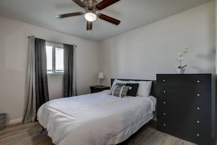 Dormitorio #2 cama de tamaño enorme y un gran cajón junto a la cama donde puedes poner tu ropa