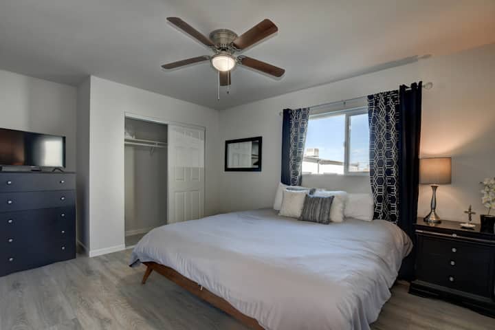 Dormitorio n.º1 con una increíble cama tamaño QUEEN para hacerte sentir como si estuvieras durmiendo en una nube