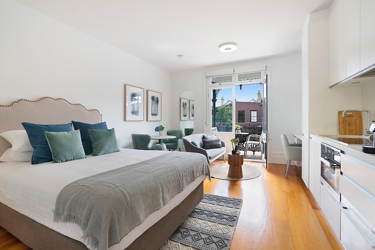 Top performing Airbnb: Cozy Studio with Balcony in Unbeatable Location in Glebe