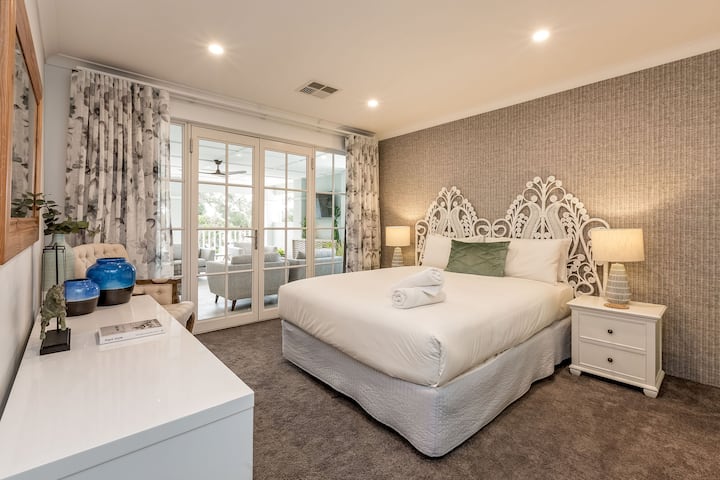 El segundo dormitorio incluye una cama queen y acceso privado al balcón de arriba.