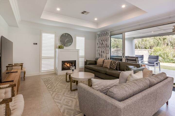 Hamptons By The Green—Grand Golfside Retreat gallery image 2