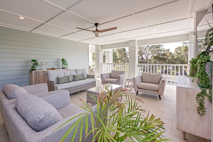 Hamptons By The Green—Grand Golfside Retreat gallery image 5