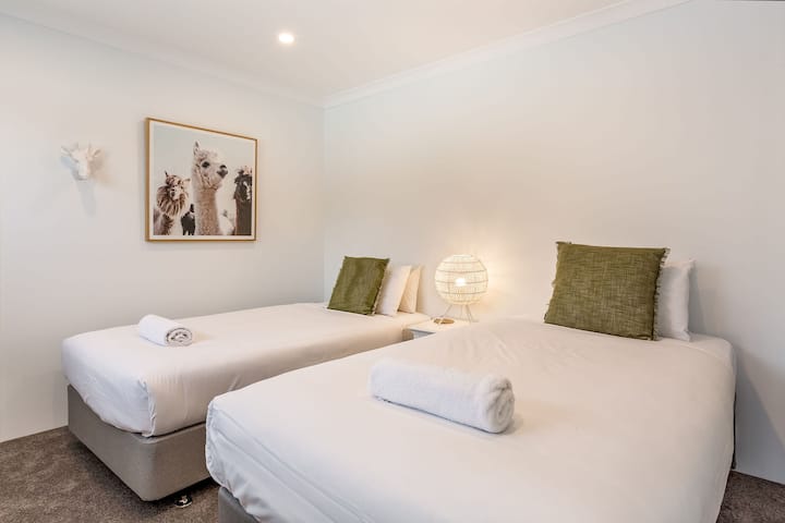  Un quinto dormitorio versátil con dos camas individuales y un colchón adicional en el suelo si es necesario.