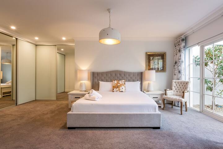 Hamptons By The Green—Grand Golfside Retreat gallery image 4