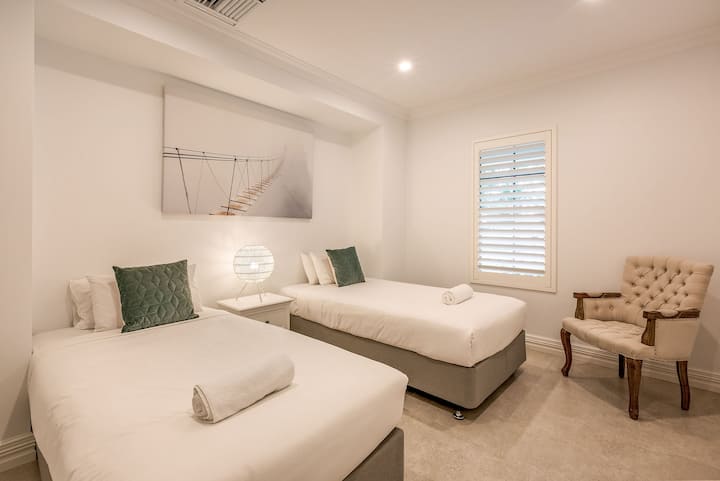 Una habitación acogedora y acogedora con dos camas individuales, cuidadosamente diseñada para la comodidad. Ya sea para niños o amigos, este espacio garantiza una noche de sueño reparador.