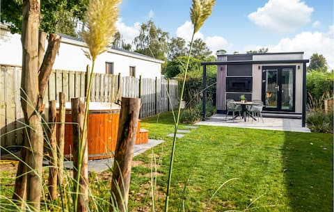 Gorgeous home in Heinkenszand with WiFi